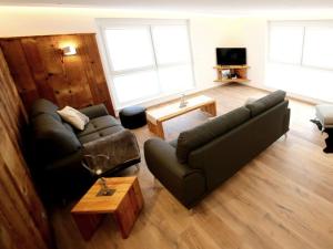 ein Wohnzimmer mit 2 Sofas und einem TV in der Unterkunft Holiday apartment Holzwieb in Unterkirnach