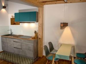 Η κουζίνα ή μικρή κουζίνα στο Emerald - holiday home for