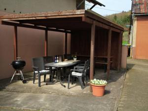 un patio con mesa, sillas y parrilla en Spacious Holiday Home in Ulmen near the centre, en Ulmen