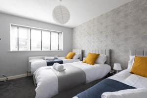 Llit o llits en una habitació de Large 5-Bed House in Leeds Fits 10 Free Parking