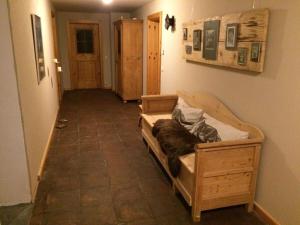 um corredor com uma cama num quarto em Apartment in the Waxenegg country house em Sulzberg