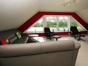 - un salon avec un canapé et deux chaises dans l'établissement Apartment house at Kiessee Westerholt, à Westerholt