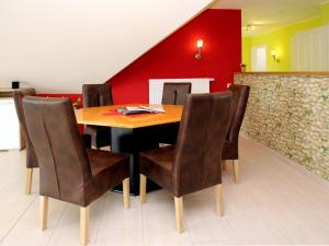 comedor con mesa de madera y sillas en Apartment house at Kiessee Westerholt, en Westerholt