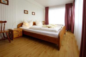 - une chambre avec un lit doté de draps blancs et une fenêtre dans l'établissement Apartment in Westerland, à Westerland