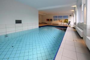 - une piscine avec du carrelage bleu dans une maison dans l'établissement Apartment in Westerland, à Westerland