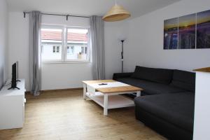 ein Wohnzimmer mit einem Sofa und einem Couchtisch in der Unterkunft Terraced house Florian Malchow in Malchow