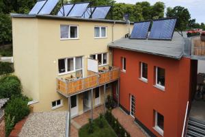 Bild eines Gebäudes mit Sonnenkollektoren auf dem Dach in der Unterkunft Terraced house Florian Malchow in Malchow