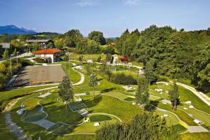 - une vue sur un parcours de golf arboré dans l'établissement Holiday Village Vorauf Siegsdorf, à Siegsdorf