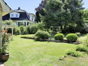 einen Garten in der Unterkunft Holiday apartment Green House in Aumühle