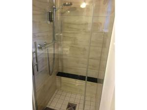 y baño con ducha y puerta de cristal. en Holiday Apartment Garden Suite en Höchenschwand