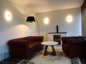 Sala de estar con 2 sofás y mesa en Chalet Wendorf, en Wendorf