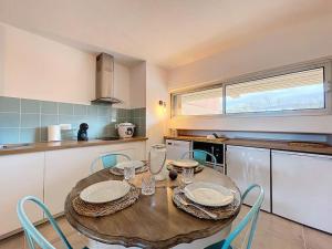 Η κουζίνα ή μικρή κουζίνα στο 3287-Appartement 5 couchages à 300m de la plage