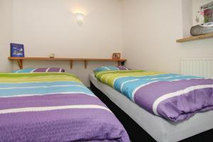 2 Betten nebeneinander in einem Zimmer in der Unterkunft Holiday home Plau am See in Plau am See