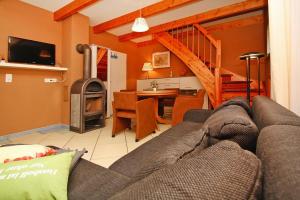 een woonkamer met een bank en een houtkachel bij Holiday home Plau am See in Plau am See