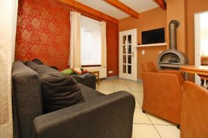 ein Wohnzimmer mit einem Sofa und einem TV in der Unterkunft Holiday home Plau am See in Plau am See
