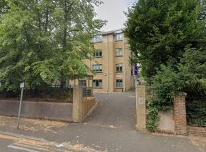 an empty street in front of a building at Light & Airy - Free Parking - Wonderful Location - Sleeps 5 in London