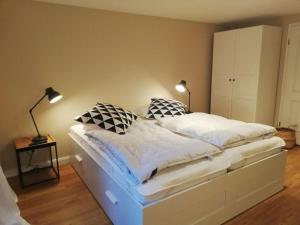 uma cama com duas almofadas num quarto em Holiday apartment seahorse em Timmendorfer Strand