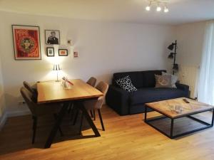 uma sala de estar com uma mesa e um sofá em Holiday apartment seahorse em Timmendorfer Strand