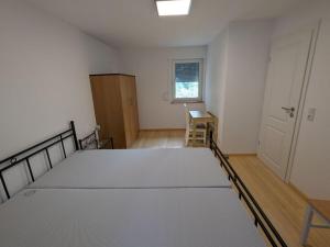 ein Schlafzimmer mit einem großen Bett in einem Zimmer in der Unterkunft Holiday home Werder Havel in Werder