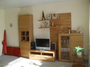 Μια τηλεόραση ή/και κέντρο ψυχαγωγίας στο Holiday apartment Donner