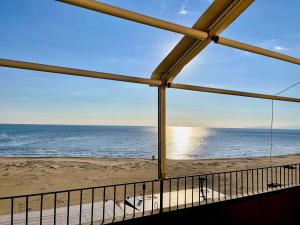 - Balcón con vistas a la playa en Appartamenti Lungomare Via Roma, en Castiglione della Pescaia