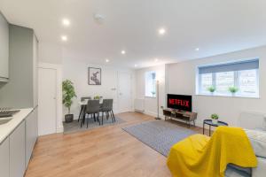 a living room with a kitchen and a dining room at Luxury 2 Bedroom London Home - Vauxhall & Battersea in London