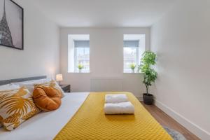1 dormitorio con 1 cama grande con alfombra amarilla en Luxury 2 Bedroom London Home - Vauxhall & Battersea en Londres