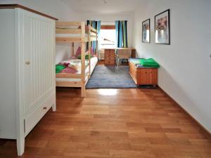 een slaapkamer met 2 stapelbedden en een bureau bij Sunshine Apartment Anne in Garmisch-Partenkirchen