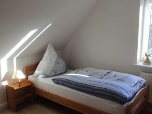 uma cama num quarto com uma janela em Holiday apartment in the marsh 2 em Ockholm