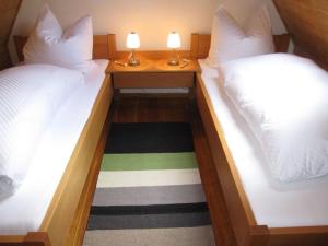 Dos camas en una habitación con dos lámparas. en Amazing apartment in Ebern, en Ebern