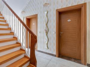 pasillo con escaleras y puerta de madera en Pleasant apartment in Oberhausen with a terrace en Oberhausen
