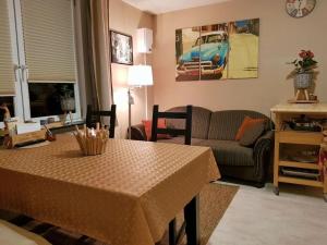 Apartment in Olsberg في Ehrenberg: غرفة معيشة مع طاولة وأريكة