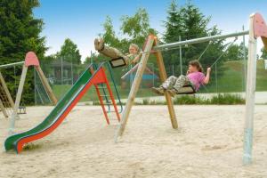 eine Gruppe von Kindern, die auf einem Spielplatz spielen in der Unterkunft Tennenbronn Holiday Park Tennenbronn in Tennenbronn