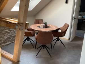 ein Esszimmer mit einem Tisch und Stühlen in der Unterkunft Well equipped apartment in Monschau near bus stop in Mützenich