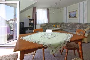 una sala de estar con una mesa con un paño. en Apartment house Nicole Zinnowitz, en Zinnowitz