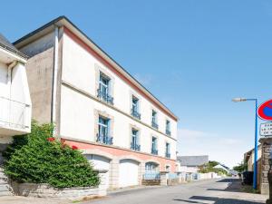 een groot wit gebouw aan de straatkant bij Luxurious Mansion in Castle Grounds in Lantheuil in Lantheuil