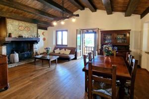 sala de estar con mesa y chimenea en Villa Verde - Private Pool, en Pietralunga