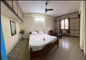 um quarto com uma cama grande num quarto em Chennai Grand T Nagar em Chennai