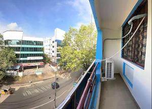 een balkon van een gebouw met uitzicht op een straat bij Chennai Grand T Nagar in Chennai