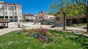 un parc fleuri au milieu d'une ville dans l'établissement Douceur Pastel, à Châtel-Guyon