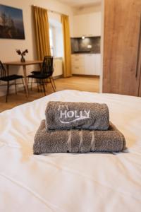 Una toalla sobre una cama en Holly GmbH Ferienwohnungen, en Bad Alexandersbad