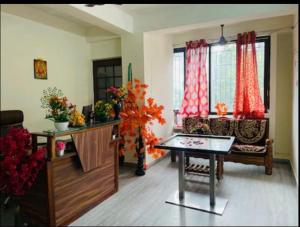 uma sala de estar com um sofá e uma mesa em Chennai Grand T Nagar em Chennai