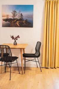 ein Esszimmer mit einem Tisch und 2 Stühlen in der Unterkunft Holly GmbH Ferienwohnungen in Bad Alexandersbad