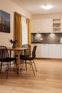 eine Küche und ein Esszimmer mit einem Tisch und Stühlen in der Unterkunft Holly GmbH Ferienwohnungen in Bad Alexandersbad