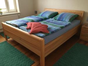 Ένα ή περισσότερα κρεβάτια σε δωμάτιο στο Art Nouveau villa am See