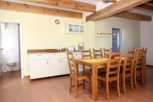 - une salle à manger avec une table et des chaises en bois dans l'établissement Farmstay Neuendorfkrug L tow, à Lütow
