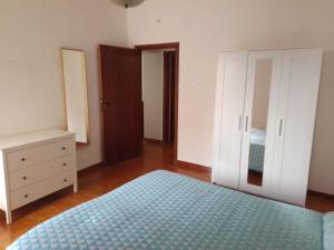 a bedroom with a bed and a dresser and a mirror at casa vacanza Sulmona centro in Sulmona