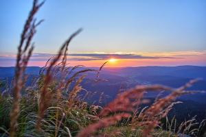 una vista de la puesta de sol desde la cima de una montaña en Am Weberfeld Bodenmais en Bodenmais