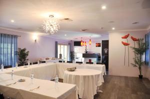 uma sala de banquetes com mesas com toalha de mesa branca em Pinjarra Resort em Pinjarra