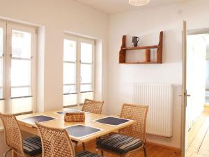 uma sala de jantar com uma mesa de madeira e cadeiras em Holiday apartment Faller-Greiner em Bad Bergzabern